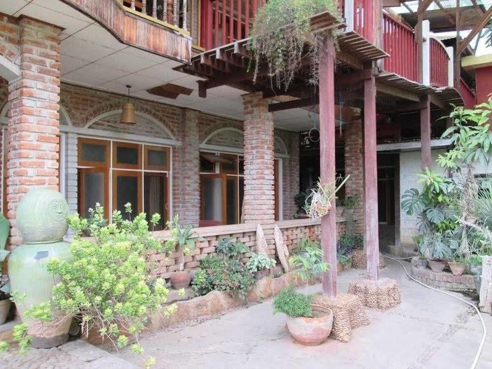 Teak Wood Hotel Nyaung Shwe Exterior foto
