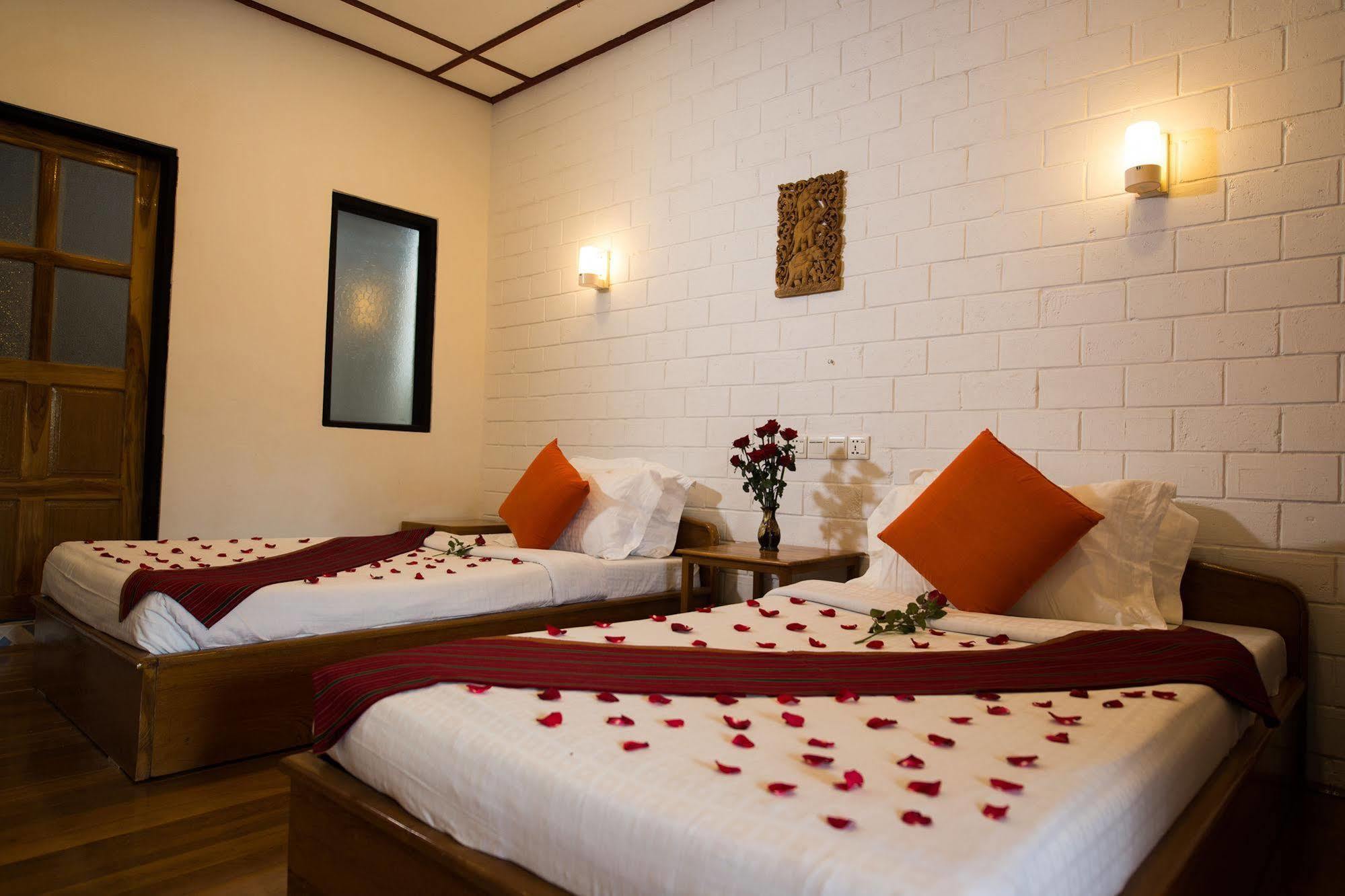 Teak Wood Hotel Nyaung Shwe Exterior foto