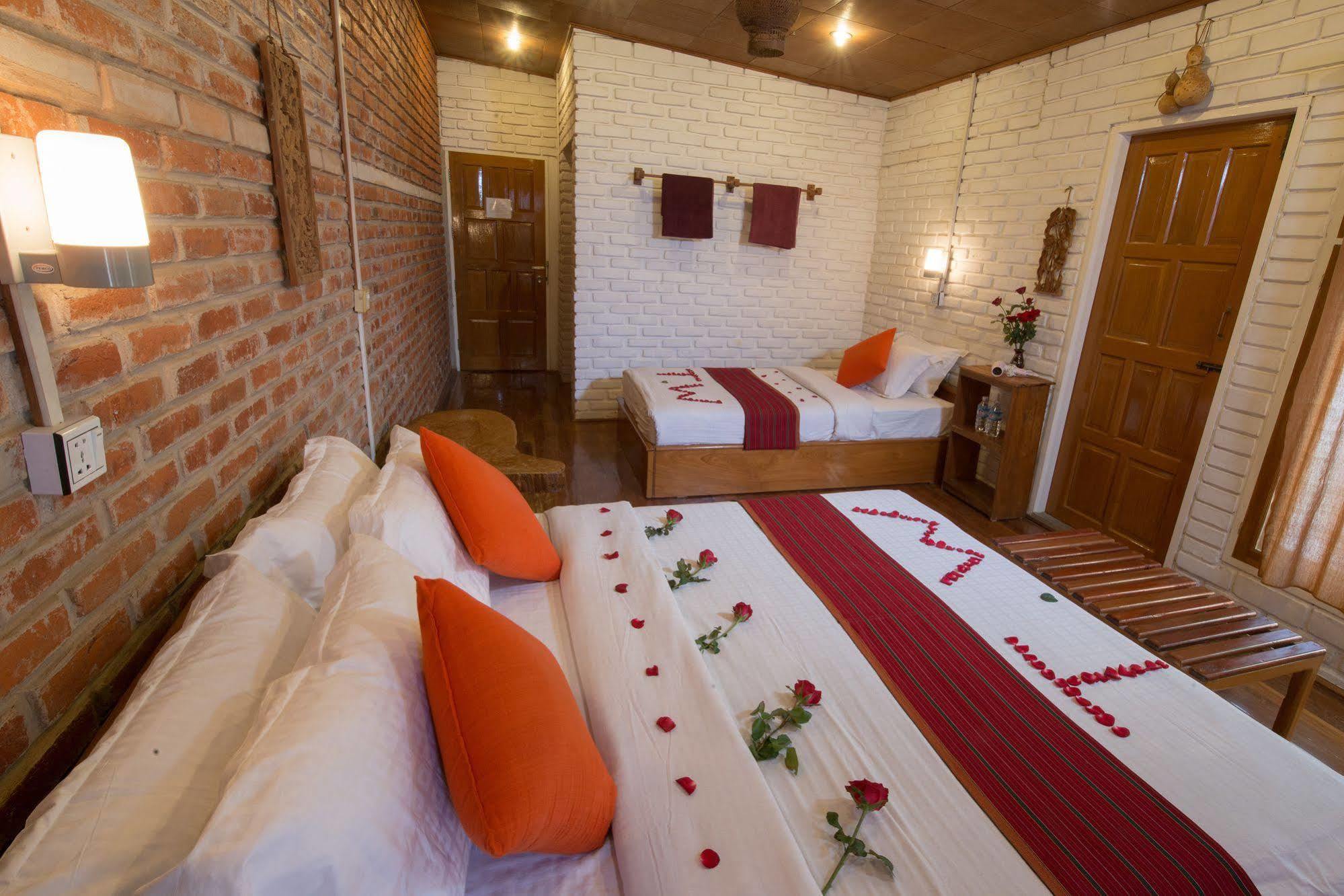 Teak Wood Hotel Nyaung Shwe Exterior foto