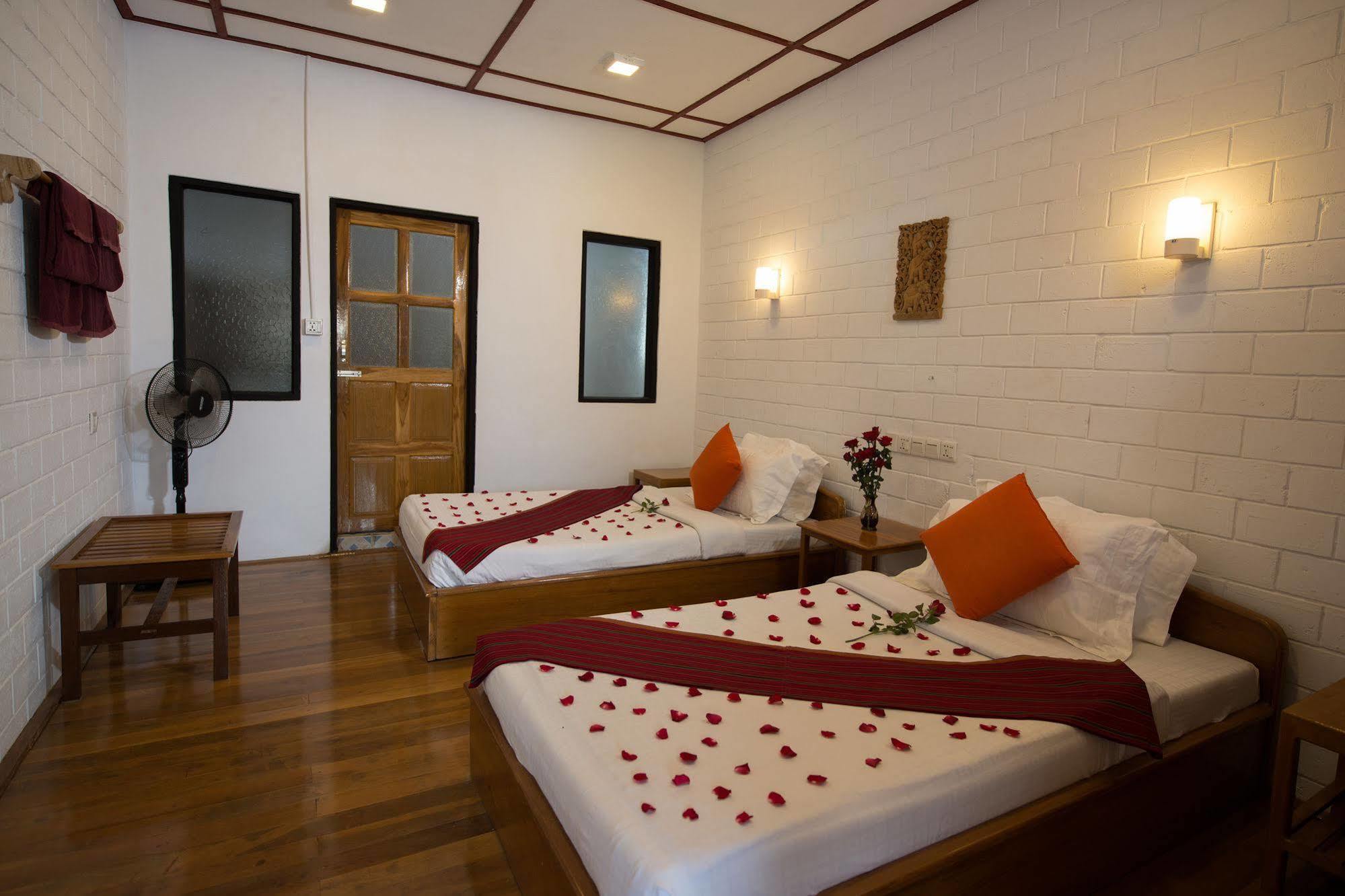 Teak Wood Hotel Nyaung Shwe Exterior foto
