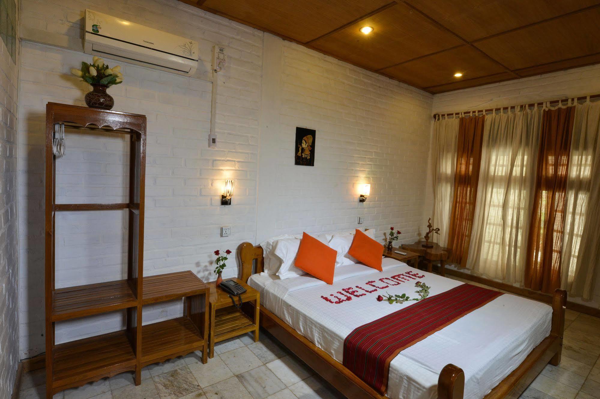 Teak Wood Hotel Nyaung Shwe Exterior foto