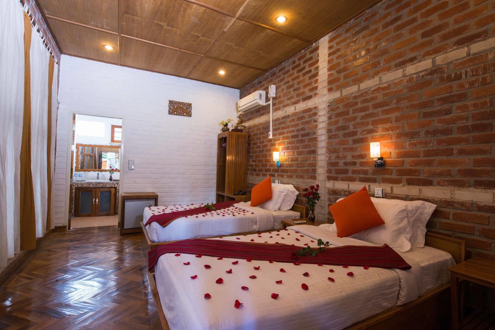 Teak Wood Hotel Nyaung Shwe Exterior foto