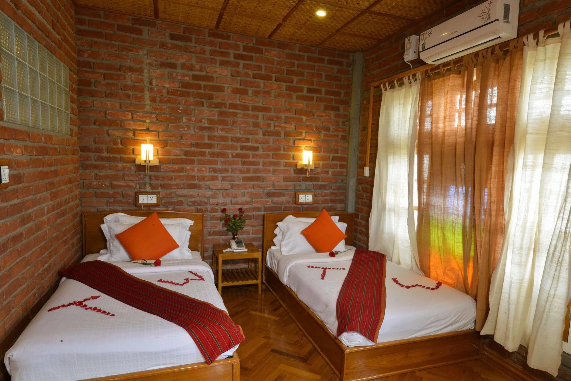 Teak Wood Hotel Nyaung Shwe Exterior foto