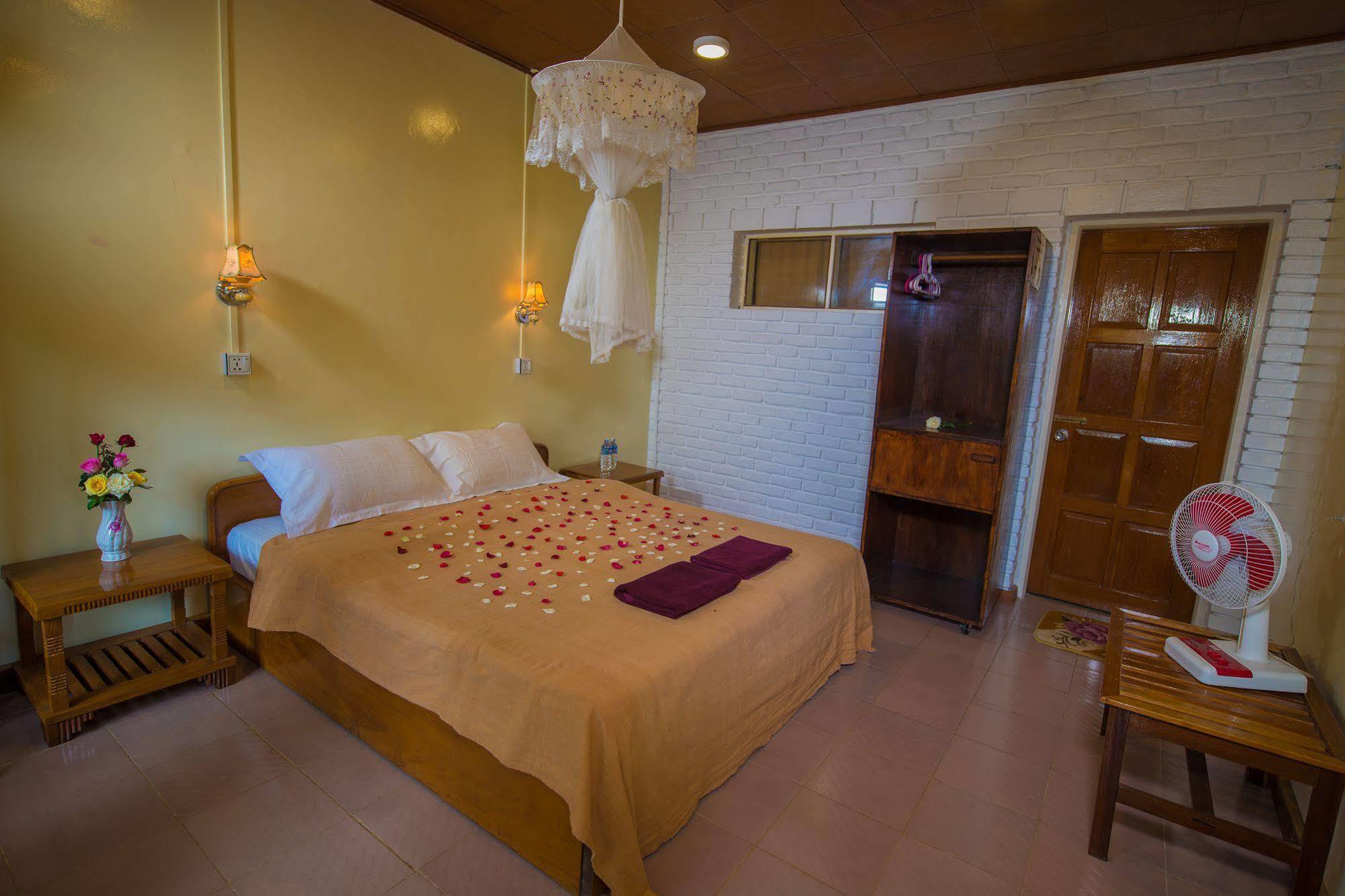 Teak Wood Hotel Nyaung Shwe Exterior foto