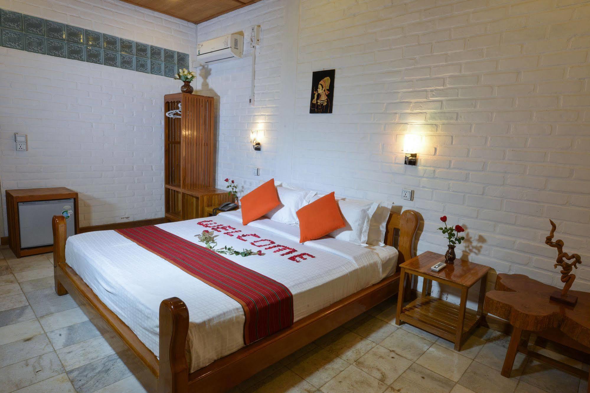 Teak Wood Hotel Nyaung Shwe Exterior foto