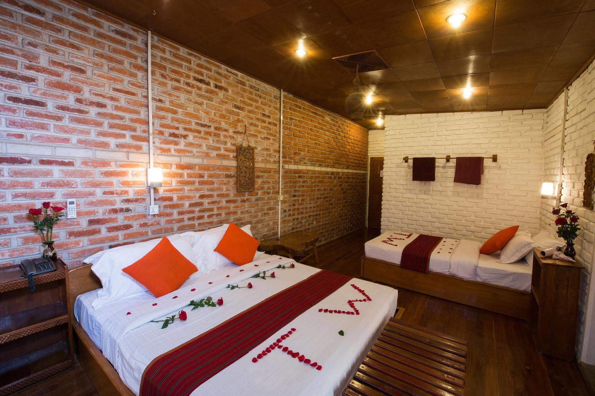 Teak Wood Hotel Nyaung Shwe Exterior foto
