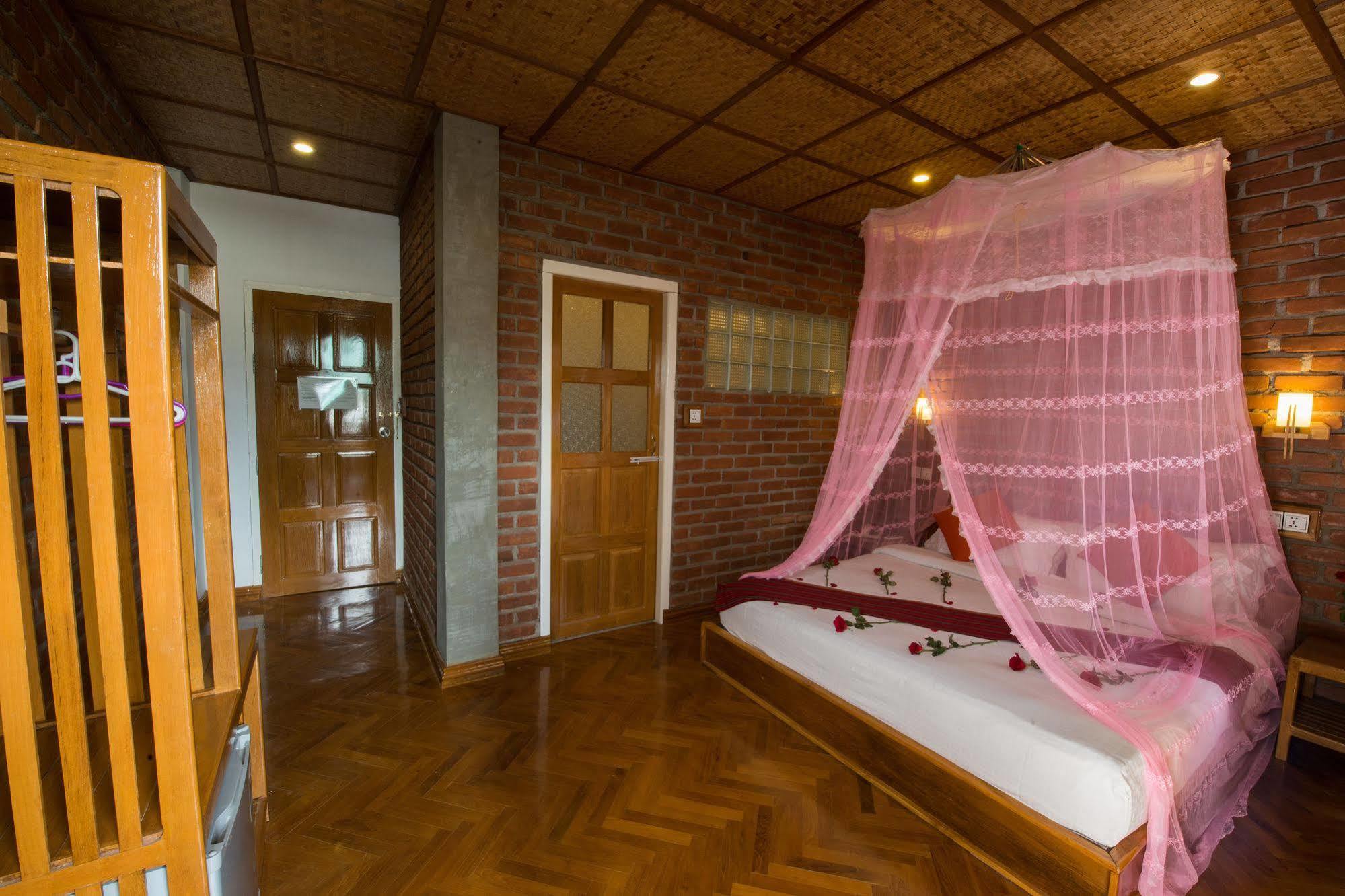 Teak Wood Hotel Nyaung Shwe Exterior foto