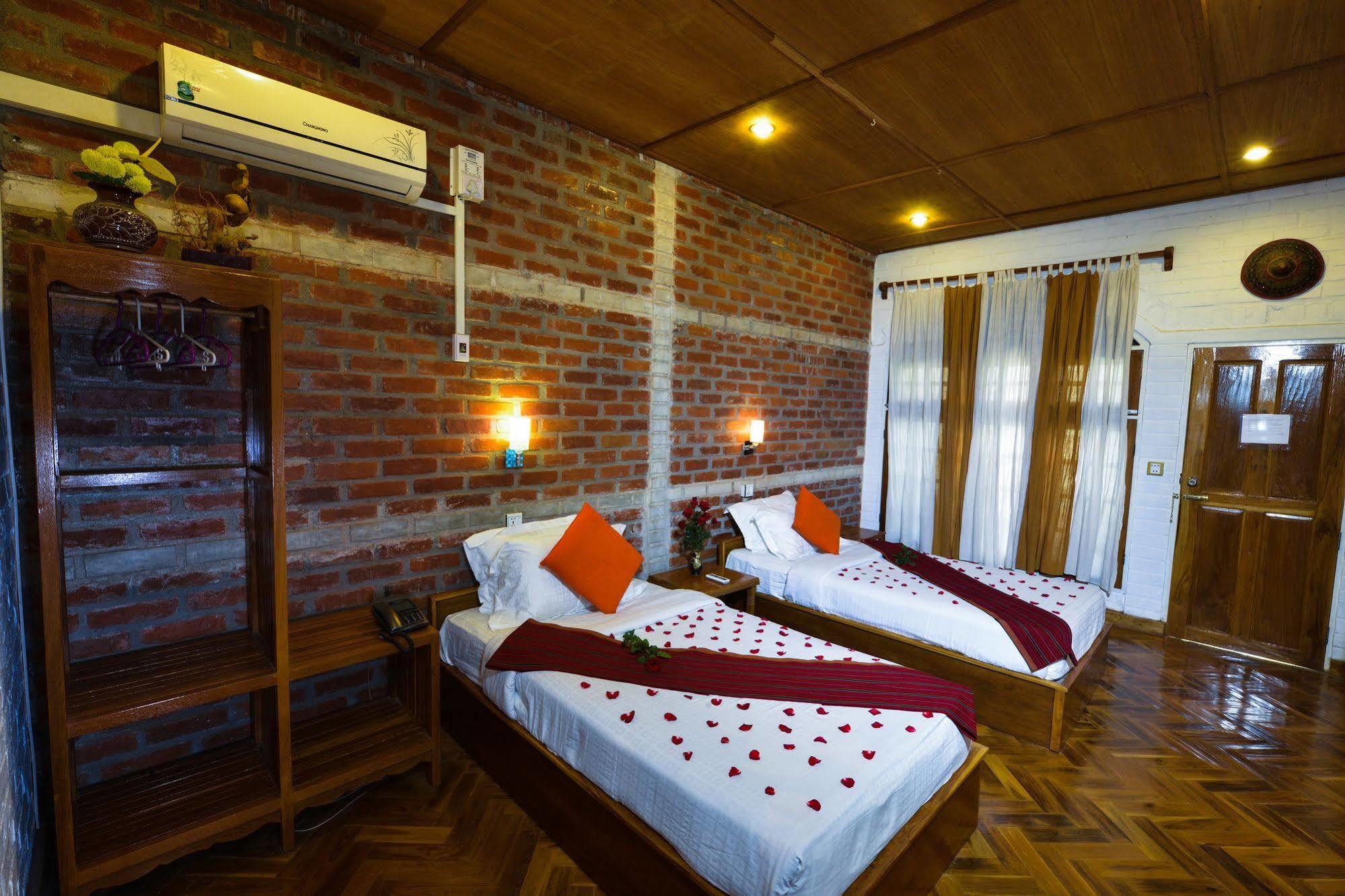 Teak Wood Hotel Nyaung Shwe Exterior foto