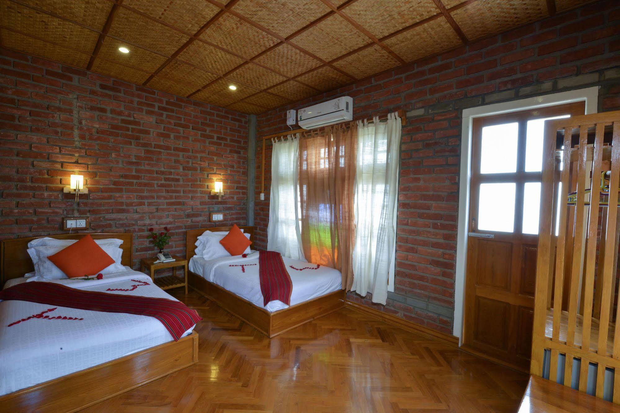 Teak Wood Hotel Nyaung Shwe Exterior foto